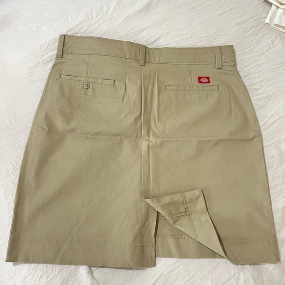 Dickies khaki skirt size (6) medium - Picture 1 of 4